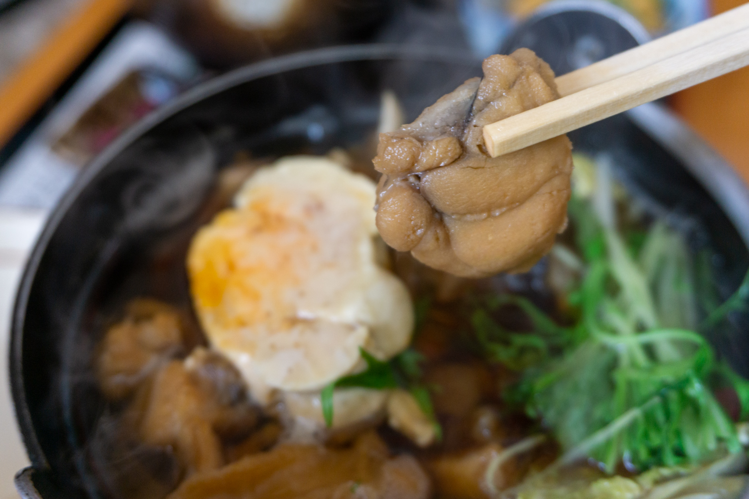 醤油ベースの鮟鱇鍋は、プラス200円で雑炊セットも追加できる